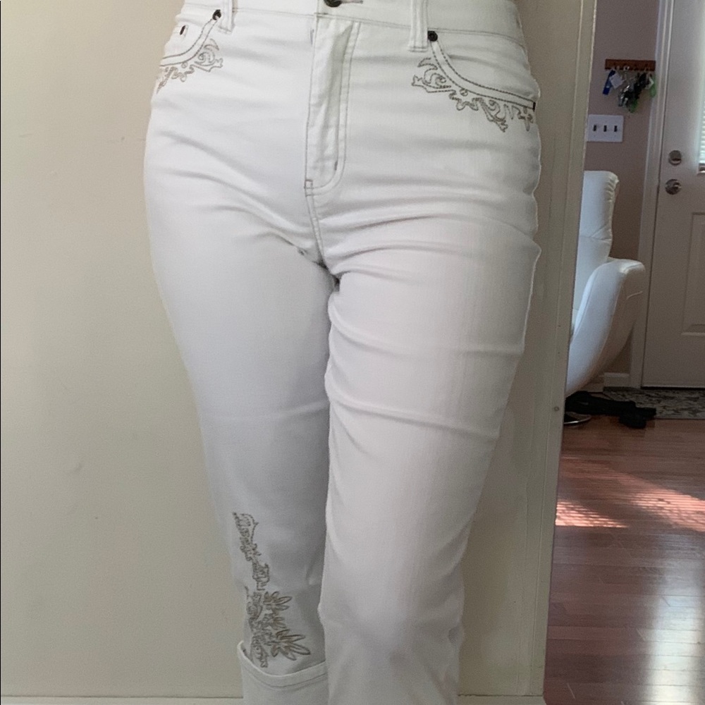 NorthCrest white Capri Jeans. Size 6.